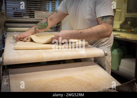 Deutschland 31. Janvier 2024 : In der Backstube eines Bäckers wird der Teig für einen Butterkuchen vorbereitet. Landkreis Osnabrück Niedersachsen *** Allemagne 31 janvier 2024 dans la boulangerie d'un boulanger, la pâte pour un gâteau au beurre est en cours de préparation District de Osnabrück Basse-Saxe Copyright : xFotostandx/xGelhotx Banque D'Images