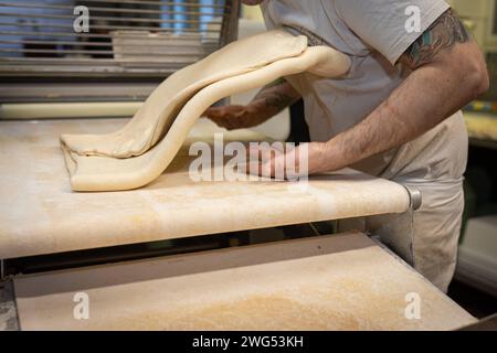 Deutschland 31. Janvier 2024 : In der Backstube eines Bäckers wird der Teig für einen Butterkuchen vorbereitet. Landkreis Osnabrück Niedersachsen *** Allemagne 31 janvier 2024 dans la boulangerie d'un boulanger, la pâte pour un gâteau au beurre est en cours de préparation District de Osnabrück Basse-Saxe Copyright : xFotostandx/xGelhotx Banque D'Images