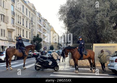 © Francois Glories/MAXPPP - 03/02/2024 contrôle routier par la police montée sur 1 deux roues (scooter) de la Métropole Nice Côte d'Azur dans le quartier notre Dame au centre de Nice.France. Février 3 2024. Crédit : MAXPPP/Alamy Live News Banque D'Images