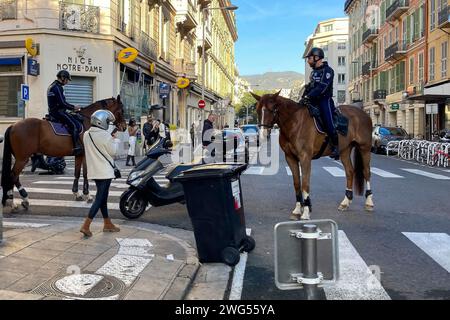 © Francois Glories/MAXPPP - 03/02/2024 contrôle routier par la police montée sur 1 deux roues (scooter) de la Métropole Nice Côte d'Azur dans le quartier notre Dame au centre de Nice.France. Février 3 2024. Crédit : MAXPPP/Alamy Live News Banque D'Images