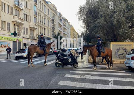 © Francois Glories/MAXPPP - 03/02/2024 contrôle routier par la police montée sur 1 deux roues (scooter) de la Métropole Nice Côte d'Azur dans le quartier notre Dame au centre de Nice.France. Février 3 2024. Crédit : MAXPPP/Alamy Live News Banque D'Images