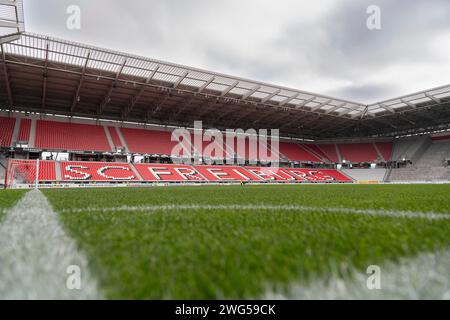 Freiburg, Deutschland. 03 février 2024. VOR Spielbeginn, Stadion Innenraum, Europa-Park Stadion, Tribuene, Schriftzug SC Fribourg, SC Freiburg vs VfB Stuttgart, Fussball, Herren, 1. Bundesliga, 20. Spieltag, saison 23/24, GER, 03.02.2024, LES RÈGLEMENTS DFL/DFB INTERDISENT TOUTE UTILISATION DE PHOTOGRAPHIES COMME SÉQUENCES D'IMAGES ET/OU QUASI-VIDÉO, Foto : Eibner-Pressefoto/Wolfgang Frank crédit : dpa/Alamy Live News Banque D'Images