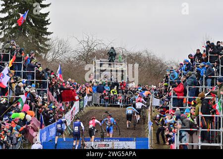 Tabor, République tchèque. 03 février 2024. Les hommes de moins de 23 ans participent aux Championnats du monde de cyclo-cross UCI à Tabor, République tchèque, le 3 février 2024. Crédit : Vaclav Pancer/CTK photo/Alamy Live News Banque D'Images