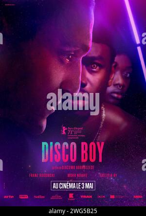 Disco Boy (2023) réalisé par Giacomo Abbruzzese et mettant en vedette Franz Rogowski, Morr Ndiaye, Wahab Oladiti et Salem Kisita. Aleksei arrive à Paris depuis la Biélorussie pour rejoindre la Légion étrangère. Dans le delta du Niger, Jomo lutte contre les compagnies pétrolières qui menacent son village et la vie de sa famille. Affiche française ***USAGE ÉDITORIAL SEULEMENT***. Crédit : BFA / KMBO Banque D'Images