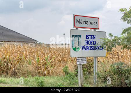 MARIAPOCS, HONGRIE - 26 SEPTEMBRE 2019 : panneau à l'entrée de la ville de Mariapocs, Hongrie. Le signe hongrois sous le nom de la ville signifie 'Bienvenue Banque D'Images