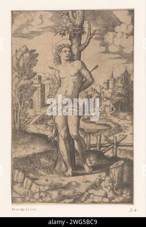 Saint Sebastiaan, maître des dés, c. 1530 - c. 1560 estampe Saint Sebastiaan attaché à un arbre. Un paysage et des bâtiments en arrière-plan. Italie gravure sur papier le martyr Sebastian ; attributs possibles : flèche(s), arc, tronc d'arbre. vue sur la ville et paysage avec constructions artificielles Banque D'Images