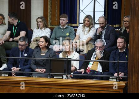 (De gauche à droite, au premier rang) Pearse Doherty, Mary Lou McDonald, Martina Anderson, Gerry Adams, Fiachra McGuinness (fils de Martin McGuinness) dans la tribune du public regardant les débats à l'Assemblée d'Irlande du Nord dans les édifices du Parlement, Stormont AS les députés d'Irlande du Nord se préparent à élire un premier ministre et un premier ministre adjoint pour la première fois en deux ans. Date de la photo : Samedi 3 février 2024. Banque D'Images