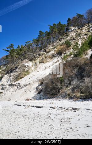 Bunker en béton abandonné sur une falaise près de la plage de la mer Baltique sur l'île de Wolin, Pologne Banque D'Images