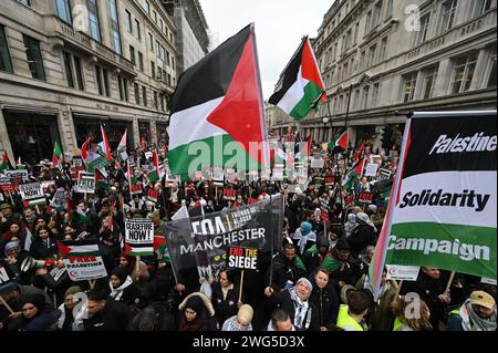 Londres, Royaume-Uni. 03 février 2024. La protestation palestinienne, appelant à un cessez-le-feu, marche maintenant de la BBC à Westminster pour des discours. La foule continue de répondre à la flambée de violence et à la réponse israélienne à Gaza. La manifestation a été organisée par Stop the war, la Palestine Solidarity Campaign UK et Friends of Al Aqsa, entre autres. Crédit : Guy Bell/Alamy Live News Banque D'Images