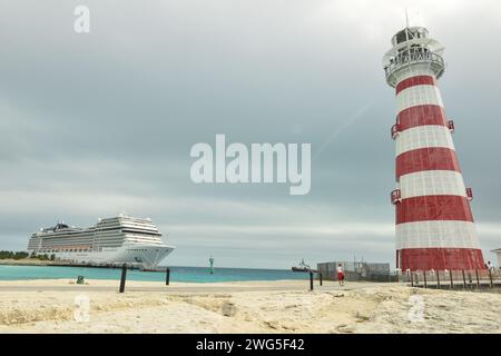 Nassau, Bahamas. 02 février 2024. NASSAU, BAHAMAS - FÉVRIER 02 : vue générale du navire de croisière MSC et du phare de l'attraction touristique de la réserve marine de l'île privée Ocean Cay aux Bahamas. Le Département d'État des États-Unis émet un avis aux voyageurs de niveau 2. Avis des États-Unis concernant Bahamas, Jamaïque en raison de crimes violents, Nassau, Bahamas. L'ambassade des États-Unis aux Bahamas exhortant les voyageurs à faire preuve de plus de prudence dans le pays insulaire en raison du crime du 02 février 2024 à Nassau, Bahamas. (Photo de JL/Sipa USA) crédit : SIPA USA/Alamy Live News Banque D'Images