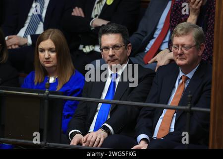 (Première rangée de gauche à droite) Chef de la fonction publique d'Irlande du Nord Jayne Brady, ministre du bureau d'Irlande du Nord Steve Baker et Lord Caine dans la tribune publique regardant les débats à l'Assemblée d'Irlande du Nord dans les bâtiments du Parlement, Stormont AS les députés d'Irlande du Nord se préparent à élire un premier ministre et un premier ministre adjoint pour la première fois en deux ans. Date de la photo : Samedi 3 février 2024. Banque D'Images