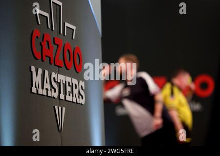 Marshall Arena, Milton Keynes, Royaume-Uni. 3 février 2024. 2024 PDC Cazoo Darts Masters Day 2, Afternoon session ; la signalétique Cazoo Masters est exposée pendant le match Danny Noppert vs Dave Chisnall crédit : action plus Sports/Alamy Live News Banque D'Images