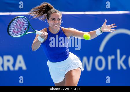 Jodie Burrage de Great Britian en action lors de la manche 32 du tournoi international WTA 125 de Canberra 2024 Banque D'Images