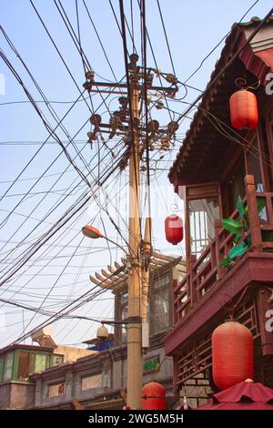 un enchevêtrement de fils électriques dans une ville chinoise Banque D'Images