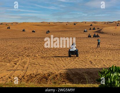 Course de VTT sur les dunes de sable dans le désert de Rub al-Khali Banque D'Images