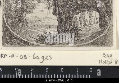 Paysage avec un chemin à travers un rocher, Herman van Swanevelt, 1650 - 1655 impression dans un cadre ovale, deux randonneurs marchent sur un chemin à un rocher avec un passage. Un marcheur court au loin et quelques collines peuvent être vues. Paris papier gravure paysages. 'en route', voyageur en route. (haute) colline. roches Banque D'Images