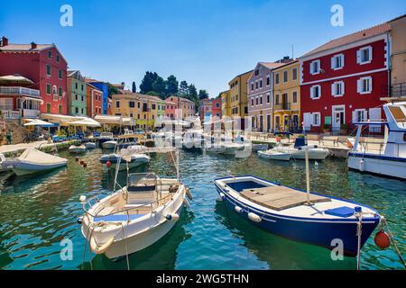 bateaux de pêcheurs et maisons colorées dans le port de veli losinj croatie Banque D'Images
