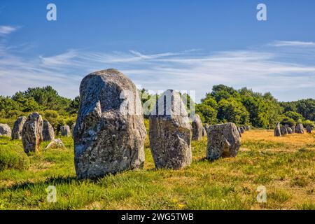 Les célèbres menhirs de carnac au soleil sont classés au patrimoine mondial de l'UNESCO Banque D'Images