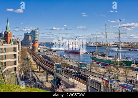 vue sur hambourg et l'elbe avec la salle de concert elbphilharmonie et la zone portuaire sous un ciel ensoleillé légèrement nuageux Banque D'Images