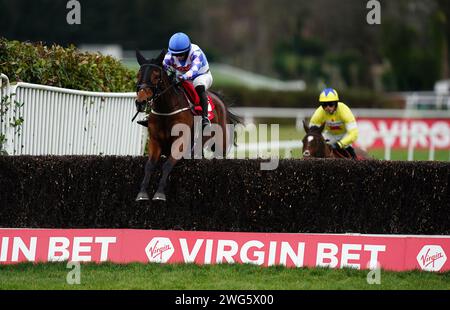 Nickle Back monté par le jockey James Best sur leur chemin pour gagner le Virgin Bet Scilly Isles novices Chase lors du Virgin Bet Scilly Isles samedi à Sandown Park Racecourse, Surrey. Date de la photo : Samedi 3 février 2024. Banque D'Images