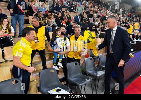 Monaco, Monaco. 02 février 2024. Sarunas Jasikevicius, entraîneur de Fenerbahce reçoit un bouquet de fleurs d'un fan avant le match de la saison régulière de Turkish Airlines Euroleague Basketball entre L'AS Monaco et Fenerbahçe Beko dans la salle Gaston-Medecin à Monaco. Crédit : Abaca Press/Alamy Live News Banque D'Images