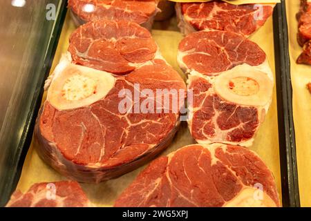 Steaks de boeuf crus - affichés dans une rangée - marbrures riches - coupés frais - avec os - couleur rouge vif. Prise à Toronto, Canada. Banque D'Images