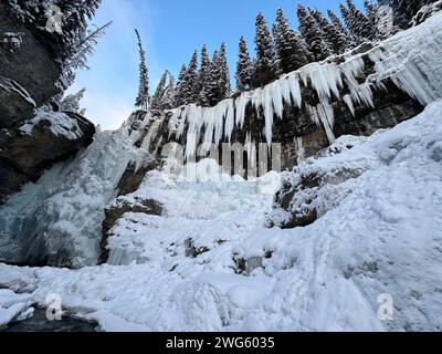 Des boules de glace accrochées aux chutes du canyon Johnston, un endroit où les touristes et les grimpeurs visitent chaque année, à Banff, au Canada Banque D'Images