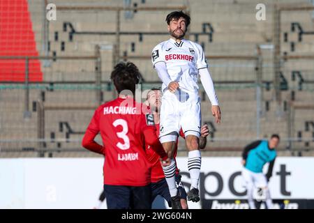 Unterhaching, Deutschland. 03 février 2024. Tom Baack (SC Verl, 05) springt zum Kopfball mit Patrick Hobsch (SpVgg Unterhaching, #34), SpVgg Unterhaching vs SC Verl, Fussball, 3. Liga, 24. Spieltag, saison 23/24, 03.02.2024, LES RÈGLEMENTS DFL INTERDISENT TOUTE UTILISATION DE PHOTOGRAPHIES COMME SÉQUENCES D'IMAGES, photo : Eibner-Pressefoto/Jenni Maul crédit : dpa/Alamy Live News Banque D'Images