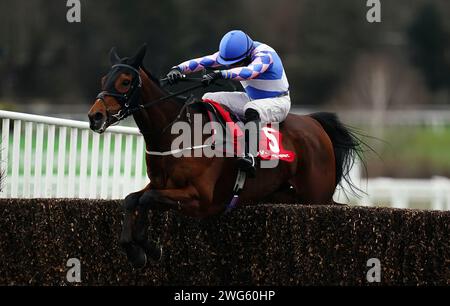 Nickle Back monté par le jockey James Best sur leur chemin pour gagner le Virgin Bet Scilly Isles novices Chase lors du Virgin Bet Scilly Isles samedi à Sandown Park Racecourse, Surrey. Date de la photo : Samedi 3 février 2024. Banque D'Images