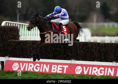 Nickle Back monté par le jockey James Best sur leur chemin pour gagner le Virgin Bet Scilly Isles novices Chase lors du Virgin Bet Scilly Isles samedi à Sandown Park Racecourse, Surrey. Date de la photo : Samedi 3 février 2024. Banque D'Images