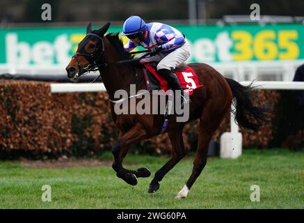 Nickle Back monté par le jockey James Best sur leur chemin pour gagner le Virgin Bet Scilly Isles novices Chase lors du Virgin Bet Scilly Isles samedi à Sandown Park Racecourse, Surrey. Date de la photo : Samedi 3 février 2024. Banque D'Images
