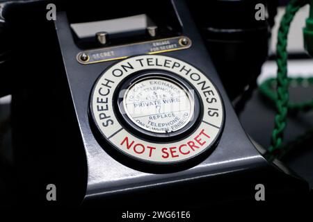 'La parole au téléphone n'est pas secrète' cadran du vieux téléphone noir MOD hack vert secret bunker utilisé dans l'abri nucléaire de la guerre froide, poste de commandement Banque D'Images