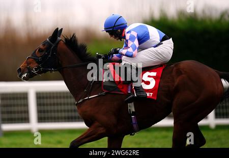 Nickle Back monté par le jockey James Best sur leur chemin pour gagner le Virgin Bet Scilly Isles novices Chase lors du Virgin Bet Scilly Isles samedi à Sandown Park Racecourse, Surrey. Date de la photo : Samedi 3 février 2024. Banque D'Images
