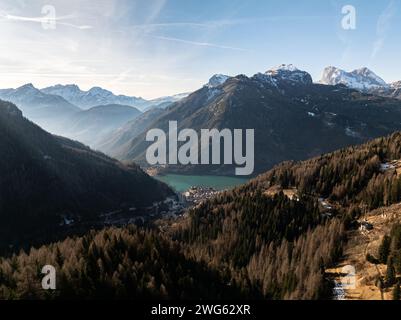 Village d'Alleghe dans la province de Belluno dans la région italienne de Vénétie.. Vue panoramique sur les Dolomites en hiver, Italie. Alleghe ski Banque D'Images