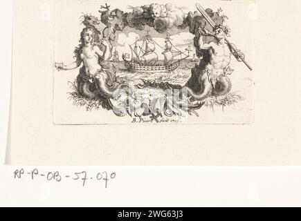 Navire dans une liste ornementale de Triton et Nereïde, Bernard Picart, 1717 imprimer Amsterdam papier gravure / gravure navires (en général). triton(s). Néréides, filles de Néreus ; nymphes marines Banque D'Images