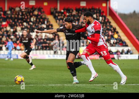 Stevenage, Royaume-Uni. 03 février 2024. Jordan Lawrence-Gabriel de Blackpool retient Vadaine Oliver de Stevenage lors du match Sky Bet League 1 Stevenage vs Blackpool au Lamex Stadium, Stevenage, Royaume-Uni, le 3 février 2024 (photo de Gareth Evans/News Images) à Stevenage, Royaume-Uni le 2/3/2024. (Photo Gareth Evans/News Images/Sipa USA) crédit : SIPA USA/Alamy Live News Banque D'Images