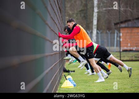 Cottbus, Deutschland. 03 février 2024. Cottbus, Deutschland 03. Février 2024 : RL Nord/Ost - 2023/2024 - FC Energie Cottbus Training im Bild : Die Mannschaft von Energie Cottbus macht sich warm, vorne Jonas Hildebrandt (Energie Cottbus) crédit : dpa/Alamy Live News Banque D'Images