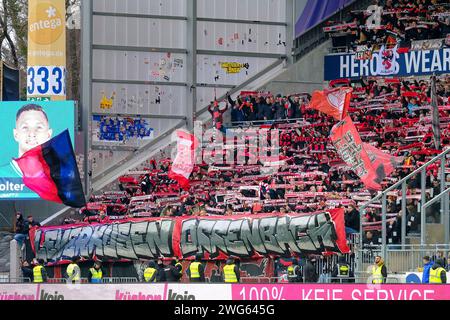 Darmstadt, Deutschland. 03 février 2024. Blick in den Fanblock der Leverkusener, SV Darmstadt 98 vs. Bayer 04 Leverkusen, Fussball, 1. Bundesliga, 20. Spieltag, saison 2023/2024, 03.02.2024, LA RÉGLEMENTATION DFL INTERDIT TOUTE UTILISATION DE PHOTOGRAPHIES COMME SÉQUENCES D'IMAGES ET/OU QUASI VIDÉO photo : EIBNER/Michael Bermel crédit : dpa/Alamy Live News Banque D'Images