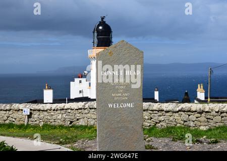 Panneau de bienvenue Dunnet Head devant le phare Banque D'Images