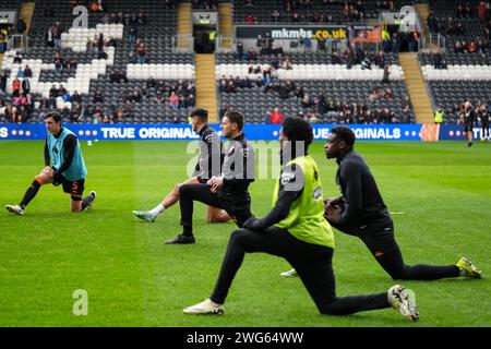 HULL, ROYAUME-UNI. 3 février 2024. EFL Championship football League : Hull City AFC contre Millwall FC. Hull City se réchauffe. Crédit Paul Whitehurst/Alamy Live News Banque D'Images