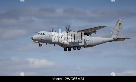 Fairford, Royaume-Uni - 14 juillet 2022 : un avion militaire Airbus C295M de l'armée de l'air finlandaise volant bas avant d'entrer à terre Banque D'Images