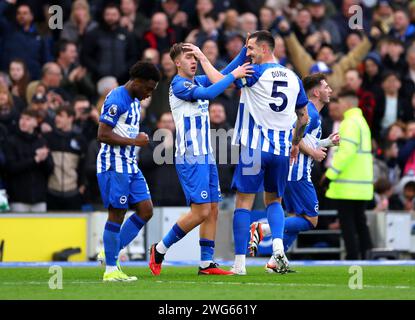 Jack Hinshelwood (au centre) de Brighton et Hove Albion célèbre avec son coéquipier Lewis Dunk après avoir marqué le deuxième but de leur équipe lors du match de Premier League à l'American Express Stadium, Brighton. Date de la photo : Samedi 3 février 2024. Banque D'Images