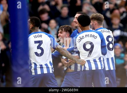 Jack Hinshelwood (au centre) de Brighton et Hove Albion célèbre avec ses coéquipiers après avoir marqué le deuxième but de leur équipe lors du match de Premier League au stade American Express de Brighton. Date de la photo : Samedi 3 février 2024. Banque D'Images