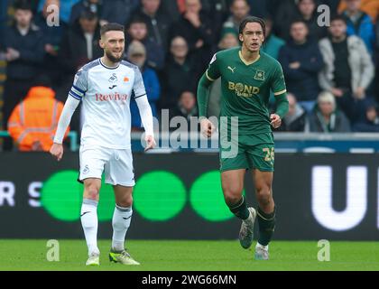 Ashley Phillips de Plymouth Argyle en défense lors du Sky Bet Championship Match Swansea City vs Plymouth Argyle au Swansea.com Stadium, Swansea, Royaume-Uni, le 3 février 2024 (photo de Stan Kasala/News Images) Banque D'Images