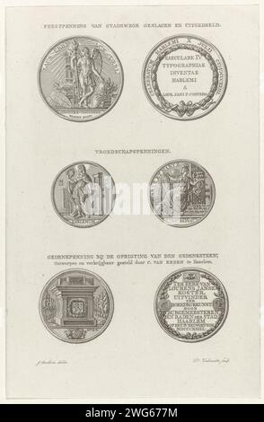 Trois jetons à l'édition du livre d'invention du 400e anniversaire par Coster, 1823, Daniël Vulawaard (I), d'après Johannes Reekers (I), 1823 - 1824 impriment trois jetons battus à l'occasion de la célébration du 400e anniversaire le 10-11 juillet 1823 de l'impression du livre d'invention par Laurens Jansz. Coster à Haarlem en 1423. Presse d'impression gravure / gravure de papier pays-Bas. Médaille (considérée comme une pièce de sculpture, quelle que soit sa fonction spécifique) Haarlem Banque D'Images