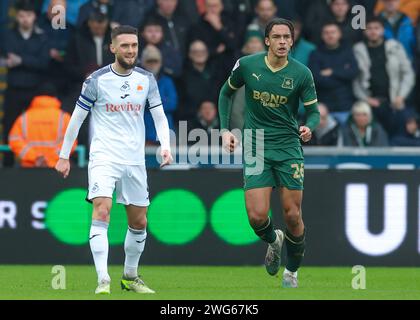 Ashley Phillips de Plymouth Argyle en défense lors du Sky Bet Championship Match Swansea City vs Plymouth Argyle au Swansea.com Stadium, Swansea, Royaume-Uni, le 3 février 2024 (photo de Stan Kasala/News Images) dans, le 2/3/2024. (Photo de Stan Kasala/News Images/Sipa USA) crédit : SIPA USA/Alamy Live News Banque D'Images