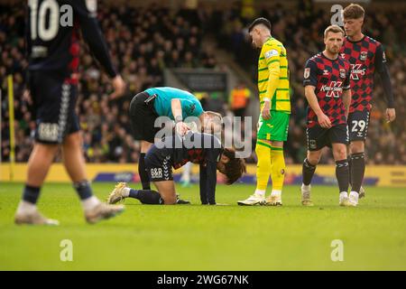 Norwich le samedi 3 février 2024. L'arbitre Gavin Ward vérifie Coventry City Callum O'Hare après un tackle de Norwich City Marcelino Nunez lors du Sky Bet Championship match entre Norwich City et Coventry City à Carrow Road, Norwich le samedi 3 février 2024. (Photo : David Watts | MI News) crédit : MI News & Sport / Alamy Live News Banque D'Images