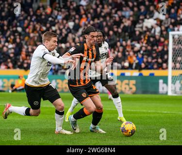 HULL, ROYAUME-UNI. 3 février 2024. EFL Championship football League : Hull City AFC contre Millwall FC. Jacob Greaves de Hull City sur le ballon. Crédit Paul Whitehurst/Alamy Live News Banque D'Images