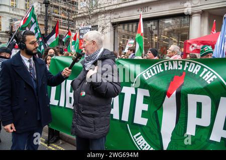 Londres, Royaume-Uni. 3 février 2024. Marche nationale pour la Palestine avec Piers Corbyn rassemblant des manifestants à Portland place avant de partir pour Regent Street et Picadilly Circus alors que la Metropolitan police Mounted Branch et leurs collègues piétons et motocyclistes surveillaient de près la procédure. Crédit : Peter Hogan/Alamy Live News Banque D'Images