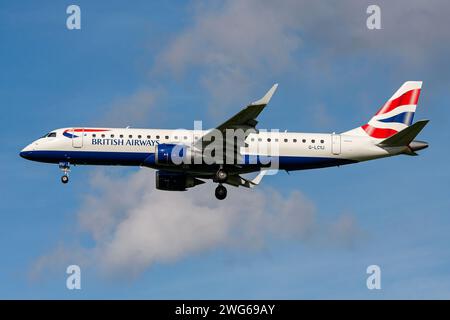 British Airways Embraer ERJ-190 avec immatriculation G-LCYJ en finale pour l'aéroport d'Amsterdam Schiphol Banque D'Images